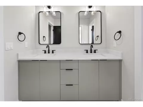 Bath - 838 N Cherry St #2, Denver, CO 80220 photo 5 of 5