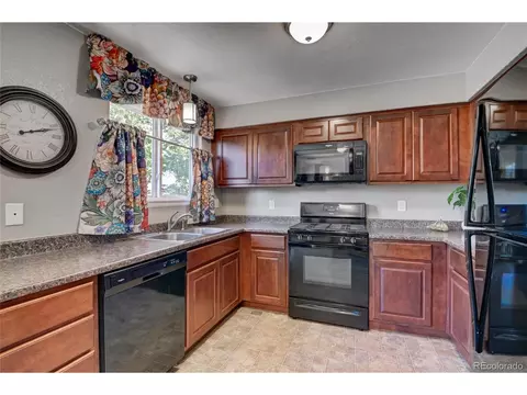 4877 Duluth Ct, Denver, CO 80239 photo 9