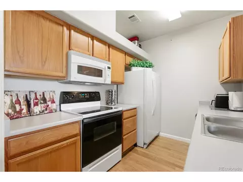 Kitchen - 18939 E Warren Cir #E302, Aurora, CO 80013 photo 2 of 3