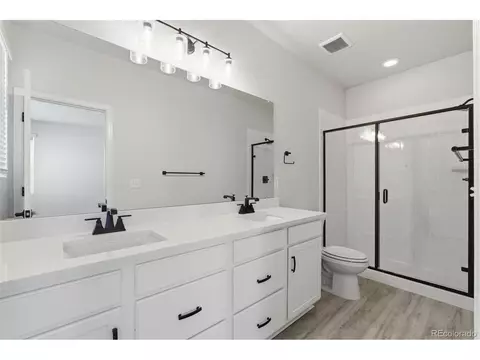 Bath - 24380 E 42nd Ave, Aurora, CO 80019 photo 2 of 3