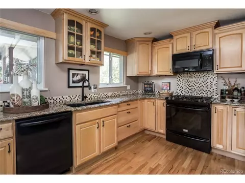 Kitchen - 7095 S Cherry Dr, Centennial, CO 80122 photo 2 of 3