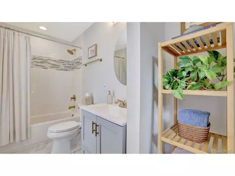 Bath - 2549 Glenarm Pl, Denver, CO 80205 photo 2 of 4