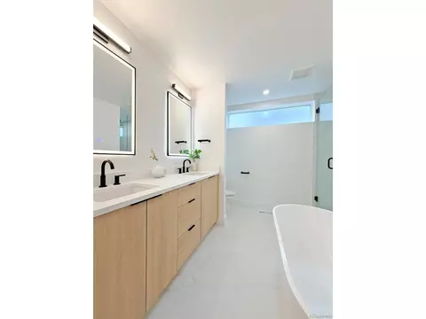 Bath - 1259 N Stuart St #4, Denver, CO 80204 photo 2 of 4