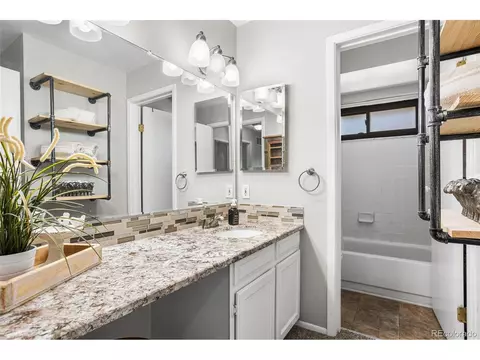 Bath - 16066 E Ithaca Pl #B, Aurora, CO 80013 photo 3 of 4