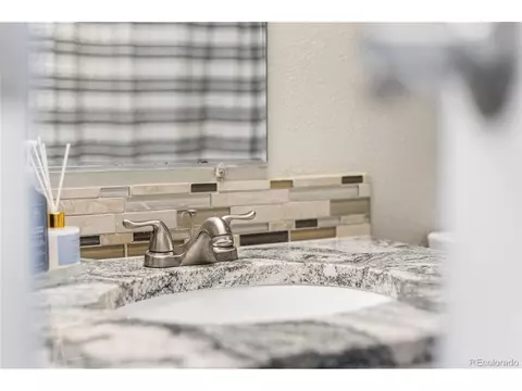 Bath - 16066 E Ithaca Pl #B, Aurora, CO 80013 photo 2 of 4