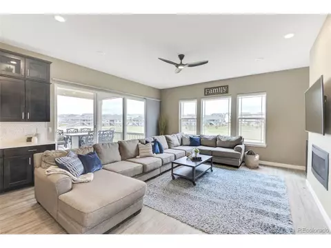8027 S Valleyhead Way, Aurora, CO 80016 photo 2