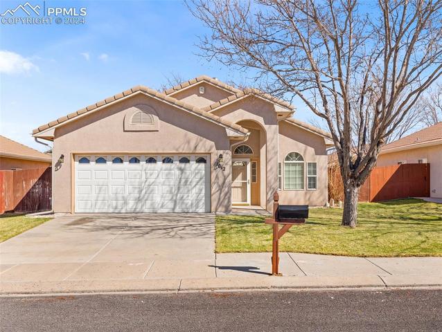 1012 Walnutcrest Dr, Pueblo, CO 81005