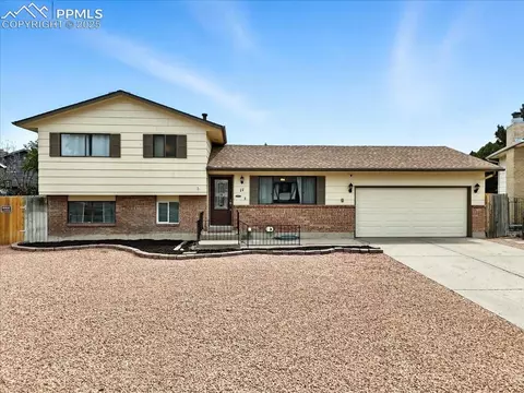 11 Senate Ct, Pueblo, CO 81005
