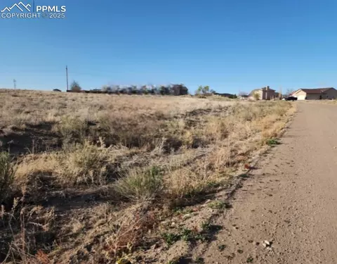 366 E Greenway Dr, Pueblo, CO 81007