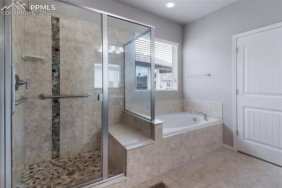 Bath - 8726 Meadow Wing Cir, Colorado Springs, CO 80927 photo 2 of 5