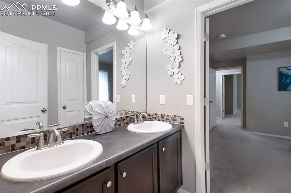 Bath - 8726 Meadow Wing Cir, Colorado Springs, CO 80927 photo 4 of 5