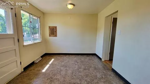 2120 Oakwood Ln, Pueblo, CO 81005
