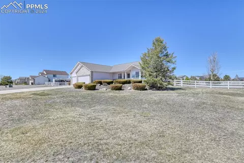 Exterior - 12590 Lazy E Rd, Peyton, CO 80831 photo 4 of 9