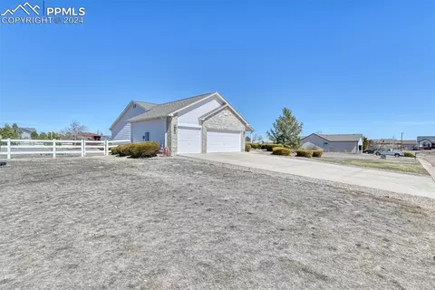 Exterior - 12590 Lazy E Rd, Peyton, CO 80831 photo 3 of 9