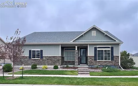 6693 Golden Briar Ln, Colorado Springs, CO 80927