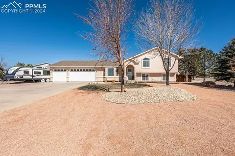 40 S Fairknoll Dr, Pueblo West, CO 81007