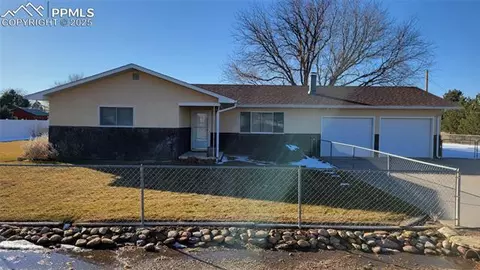 1433 27 12 Ln, Pueblo, CO 81006