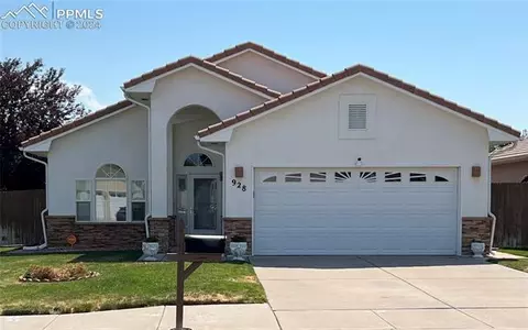 928 Walnutcrest Dr, Pueblo, CO 81005