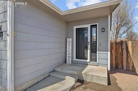 937 Square Dance Ln, Fountain, CO 80817