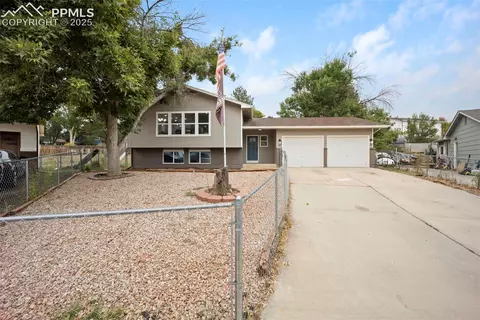 7431 Colonial Ln, Fountain, CO 80817