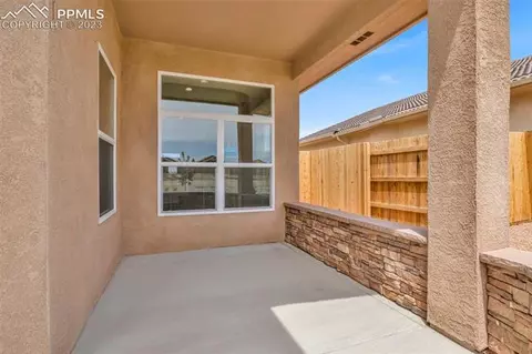 811 Thorncrest Dr, Pueblo, CO 81005