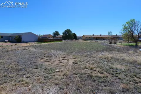 888 S Knox Dr, Pueblo, CO 81007