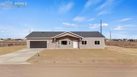 1462 N Moonbeam Dr, Pueblo, CO 81007
