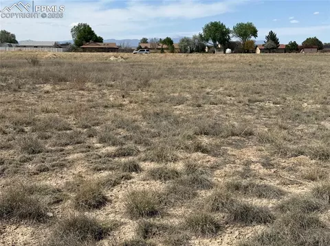 583 E Woodleaf Dr, Pueblo, CO 81007