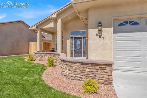 807 Thorncrest Dr, Pueblo, CO 81005