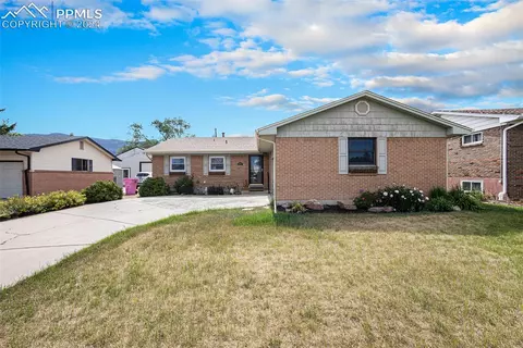 902 Crown Ridge Dr, Colorado Springs, CO 80904