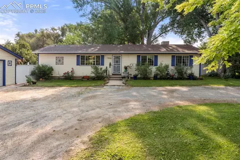 204 Sunset Ln, Pueblo, CO 81005