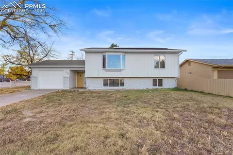2133 Oakwood Ln, Pueblo, CO 81005