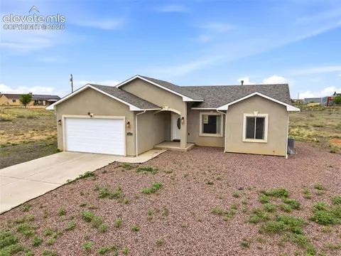 1232 N Challenger Pl, Pueblo, CO 81007