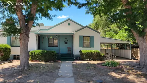 121 Kenwood Dr, Pueblo, CO 81004