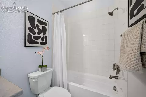 Bath - 5332 Spalding Pl, Longmont, CO 80504 photo 4 of 4