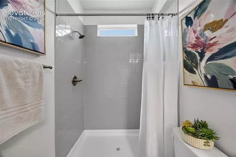 Bath - 5332 Spalding Pl, Longmont, CO 80504 photo 2 of 4