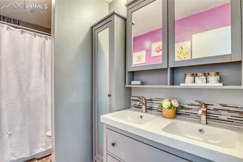 Bath - 379 Raspberry Ln, Monument, CO 80132 photo 2 of 3