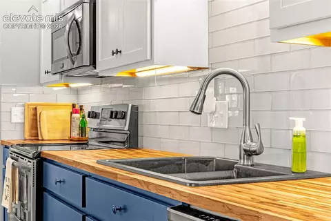 Kitchen - 11966 E Maple Ave, Aurora, CO 80012 photo 5 of 7