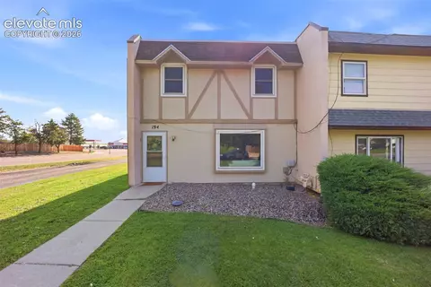 194 Gamble Ln, Pueblo, CO 81001