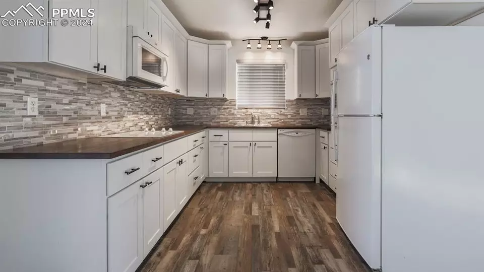 Kitchen - 1023 Swope Ave, Colorado Springs, CO 80909 photo 3 of 5