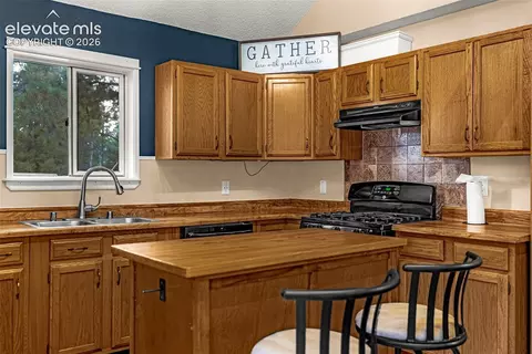 Kitchen - 271 County Road 512, Divide, CO 80814 photo 2 of 3