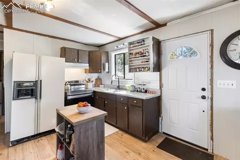 Kitchen - 679 Calcite Dr, Divide, CO 80814 photo 3 of 4