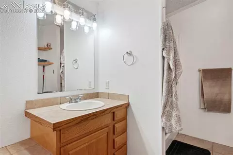 Bath - 6885 Sphinx Ct, Peyton, CO 80831 photo 2 of 3