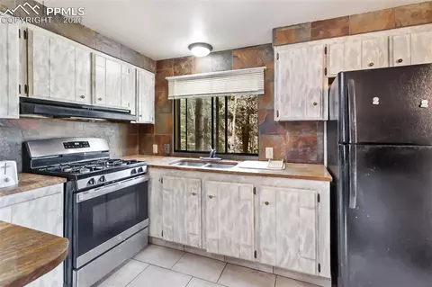 Kitchen - 410 Rangeview Rd, Divide, CO 80814 photo 1 of 2