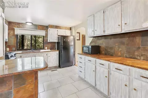 Kitchen - 410 Rangeview Rd, Divide, CO 80814 photo 2 of 2