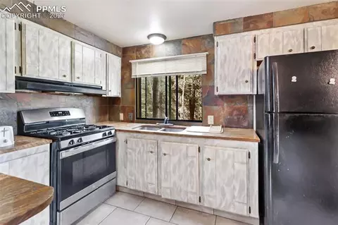 Kitchen - 410 Rangeview Rd, Divide, CO 80814 photo 1 of 2