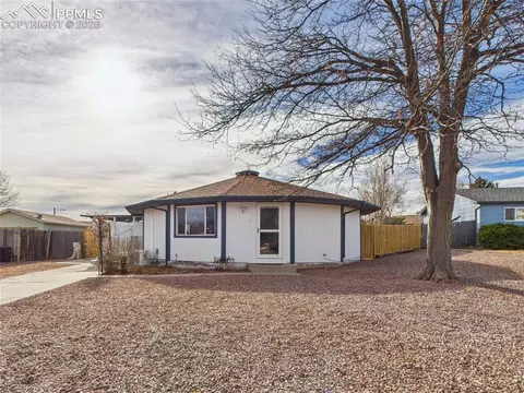 4 Bridgeport Cir, Pueblo, CO 81003
