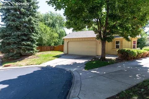825 Spinner Ct, Colorado Springs, CO 80910