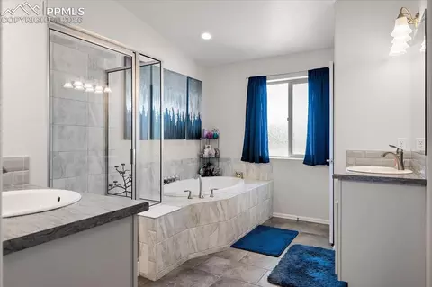 Bath - 1485 E Ithaca Dr, Pueblo, CO 81007 photo 2 of 3
