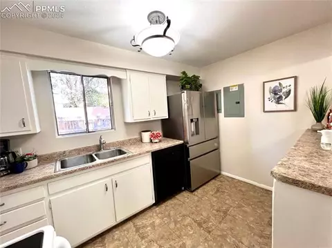 929 Sunset Rd, Colorado Springs, CO 80909